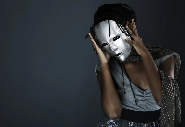 Мрачная женщина в серебряной маске позирует на черном фоне . — стоковое фото