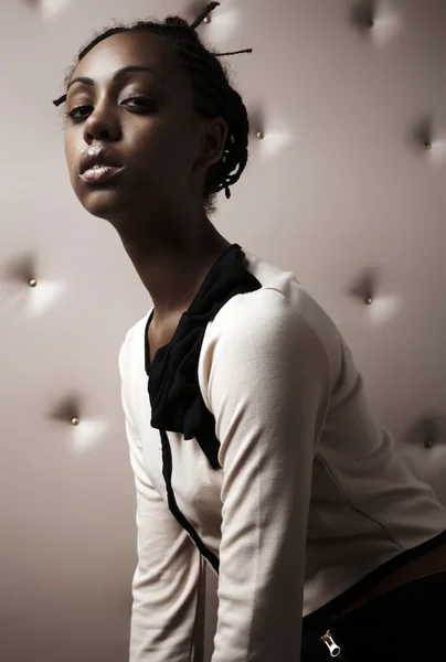 Close-up πορτρέτο του όμορφη γυναίκα αφρικανική θέτουν σε μια έκφραση μπεζ δερμάτινο σαλόνι — Φωτογραφία Αρχείου