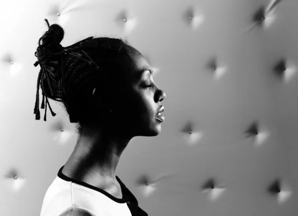 Detailní portrét krásná Afričanka pozice na pozadí béžové kůže — Stock fotografie