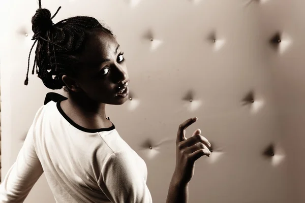 Yakın çekim güzel Afrikalı kadın poz üzerinde bej deri backgr portresi — Stok fotoğraf