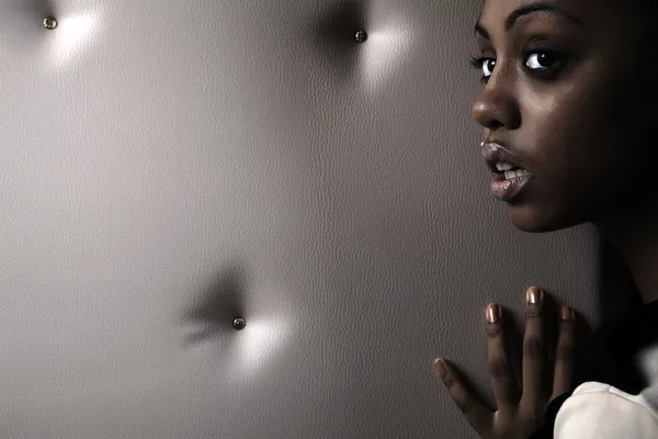 Retrato de cerca de Hermosa mujer africana posan en un fondo de cuero beige —  Fotos de Stock