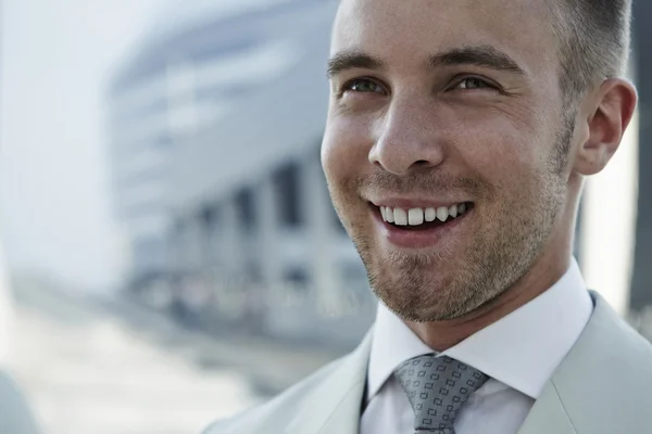 Porträt eines selbstbewussten Geschäftsmannes vor dem Hintergrund eines Bürogebäudes — Stockfoto