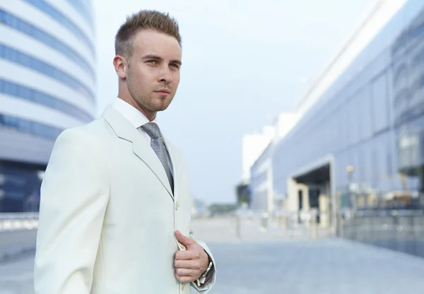 Porträt eines selbstbewussten Geschäftsmannes vor dem Hintergrund eines Bürogebäudes — Stockfoto
