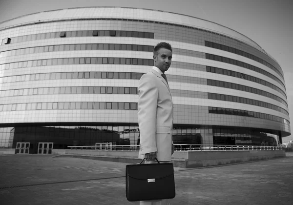 Giovane uomo d'affari ritratto sullo sfondo urbano — Foto Stock