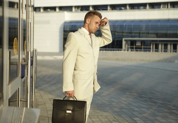 Retrato de hombre de negocios en puertas de oficinas —  Fotos de Stock
