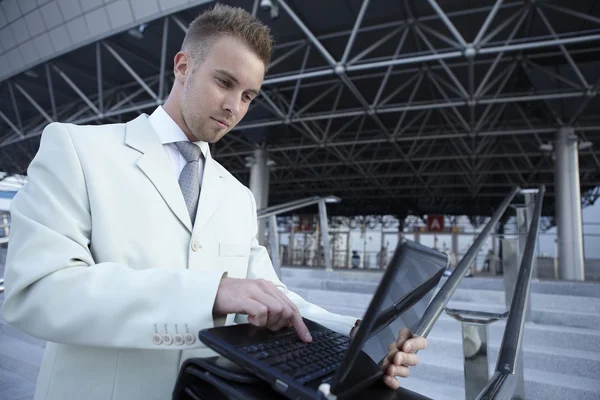 Ritratto uomo d'affari con laptop — Foto Stock