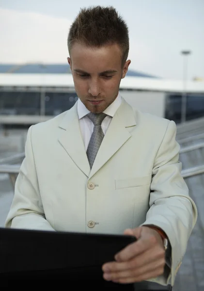 Retrato de hombre de negocios con portátil — Foto de Stock