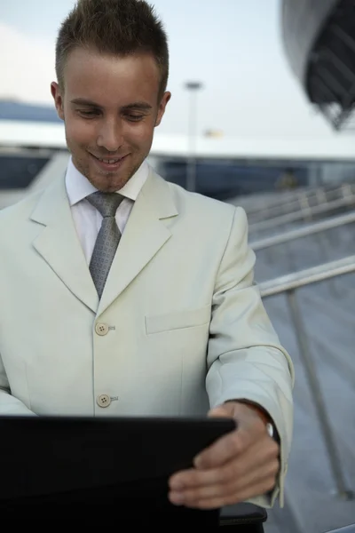 Geschäftsmann-Porträt mit Laptop — Stockfoto