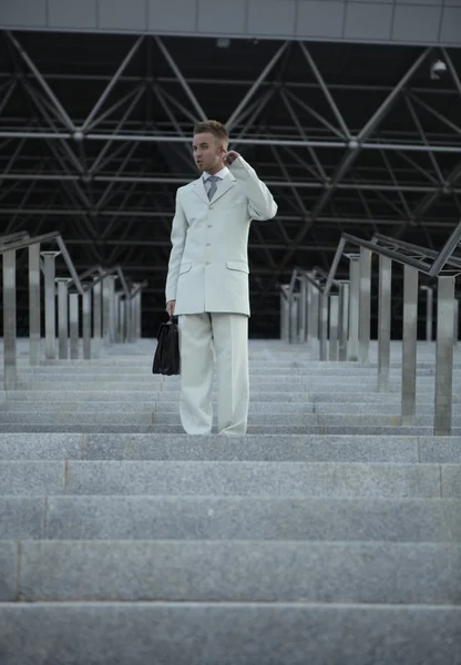 Geschäftsmann posiert auf Treppe — Stockfoto