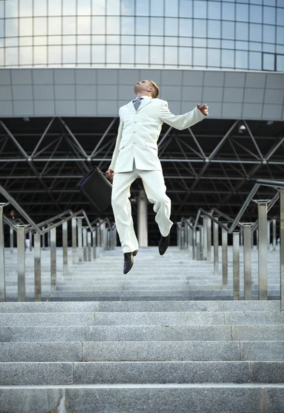Saltando empresário sobre fundo urbano — Fotografia de Stock