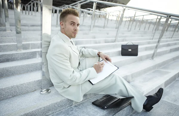 Retrato de empresário com laptop — Fotografia de Stock
