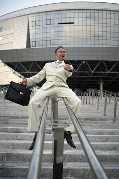 Giovane uomo d'affari con valigetta in esecuzione su scala — Foto Stock