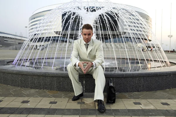 Uomo d'affari alla fontana — Foto Stock