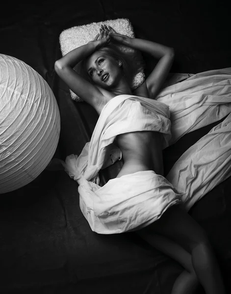 Молода і красива жінка лежить в розслабленому спа-салоні — стокове фото