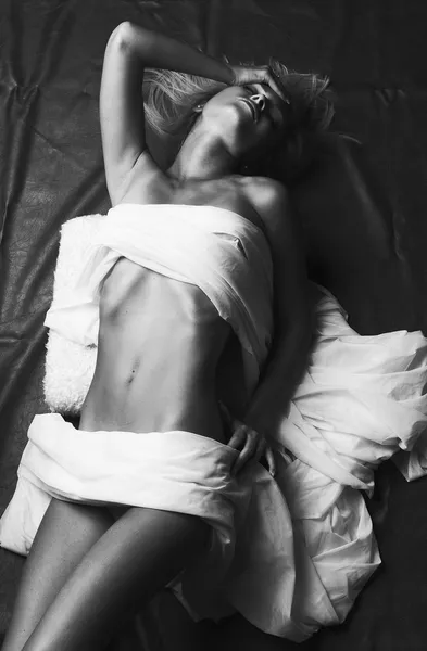 Σέξι ξανθιά κοπέλα τοποθέτηση στο κρεβάτι — Φωτογραφία Αρχείου