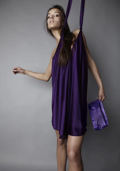 Sexy morena posando em vestido violeta de seda . — Fotografia de Stock