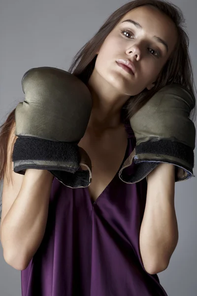 Szexi barna a boksz-kesztyűket jelentő öltözött, selyem lila ruha. — Stock Fotó