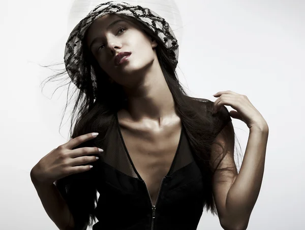 Close-up retrato de um bonito jovem mulher vestindo um chapéu de palha — Fotografia de Stock