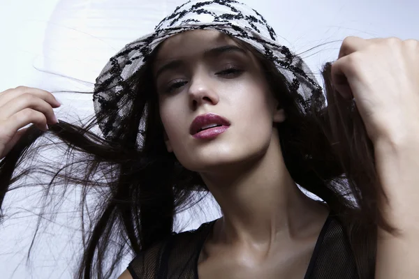 Primo piano ritratto di una giovane donna carina con un cappello di paglia — Foto Stock