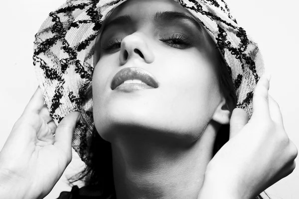 Closeup πορτρέτο του ένα χαριτωμένο νεαρή γυναίκα, φορώντας ένα ψάθινο καπέλο — Φωτογραφία Αρχείου