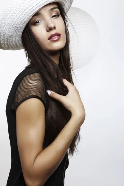 Gros plan portrait d'une jolie jeune femme portant un chapeau de paille — Photo