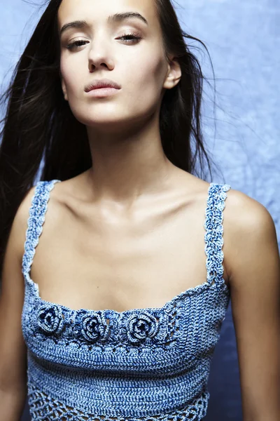 Portret kobiety moda piękny pozowanie w niebieskim tle — Zdjęcie stockowe