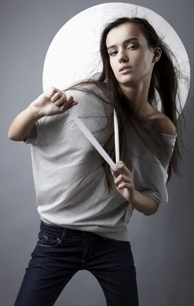 Hermosa modelo posando con linterna de papel china —  Fotos de Stock