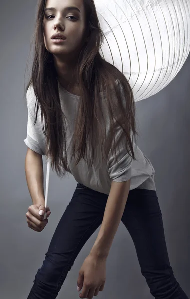 Modelo bonito posando com lanterna de papel chinês — Fotografia de Stock