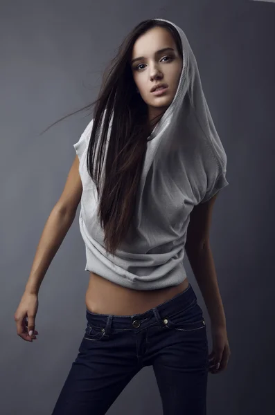 Sinnliches Mädchen posiert. Studioaufnahme auf grauem Hintergrund. — Stockfoto