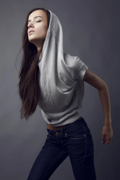Sensual girl posing. Studio shot on gray background. — Stock Photo, Image