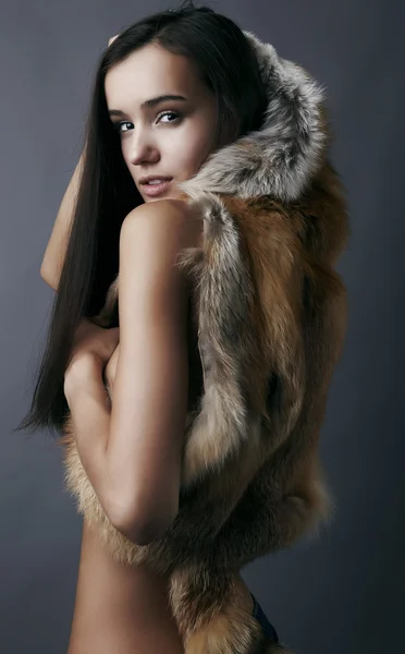 Stylový bruneta v fox cape. — Stock fotografie