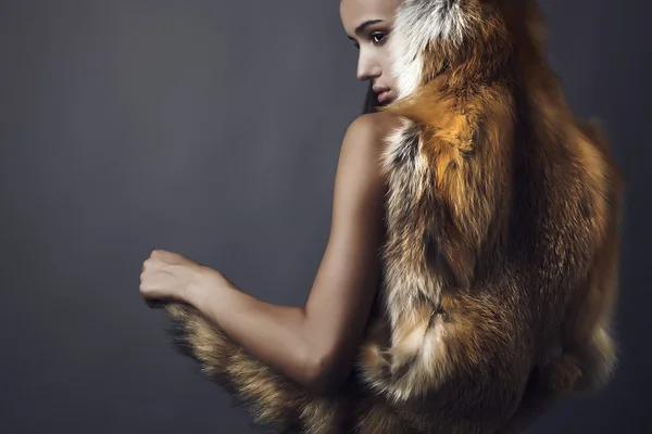 Stylish brunette in the fox cape. — Stock Photo, Image