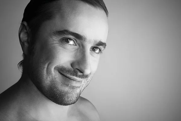 Mutlu ve yakışıklı bir genç adam portresi portre — Stok fotoğraf