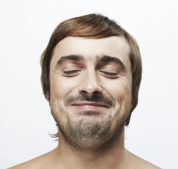 Vértes egy szép boldog fiatalember portréja — Stock Fotó