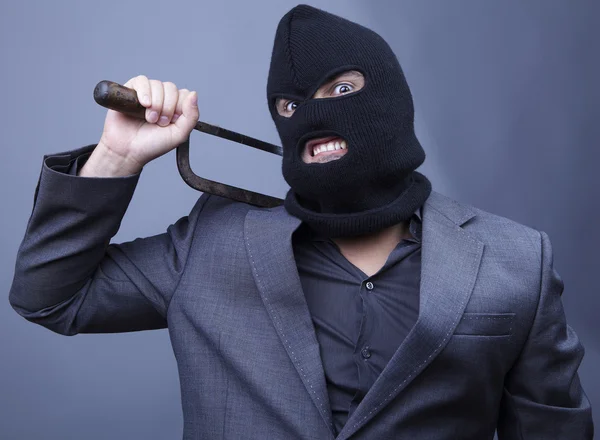 Malvagio criminale che indossa maschera militare isolata su sfondo grigio . — Foto Stock