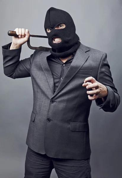 Malvado criminal usando máscara militar aislado sobre fondo gris . — Foto de Stock