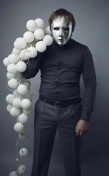 Bir demet arkalık koza ile gümüş maskeli adam — Stok fotoğraf