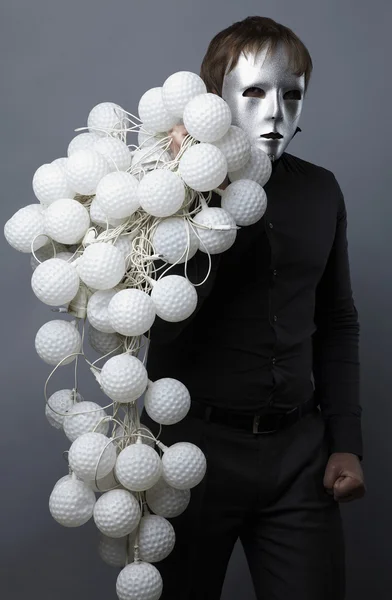 Mann in silberner Maske mit einer Garbe Nockboll — Stockfoto