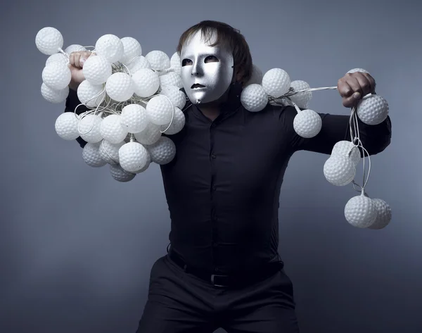 Man in een zilveren masker met een bundel van nock boll — Stockfoto