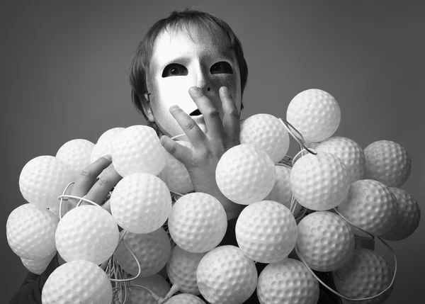 Man in een zilveren masker met een bundel van nock boll — Stockfoto