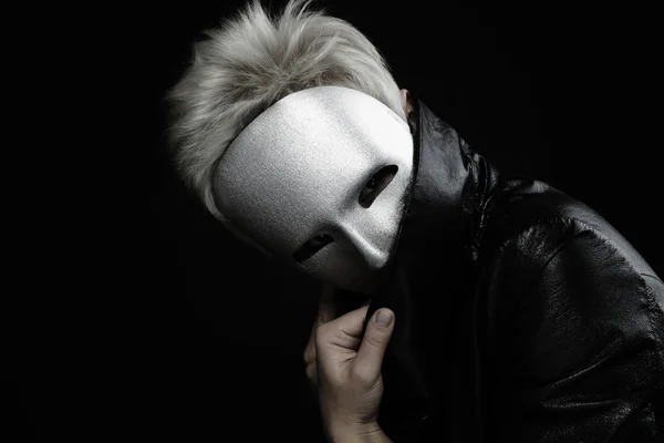 Femme sombre en masque argenté posant sur un fond noir — Photo