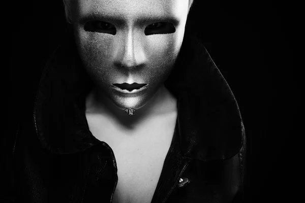 Ponuré žena v stříbrná maska pózuje na černém pozadí — Stock fotografie