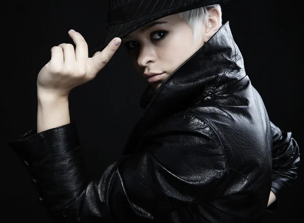 Retrato de menina adolescente atraente em jaqueta de couro e chapéu — Fotografia de Stock