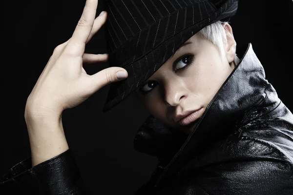 Portret van aantrekkelijke tienermeisje in lederen jas & hoed — Stockfoto