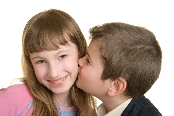 Хлопчик цілує дівчину на щоці — стокове фото