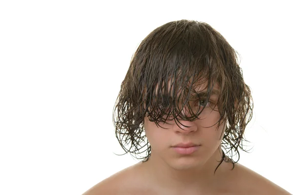 Tiener met lange natte haren het — Stockfoto