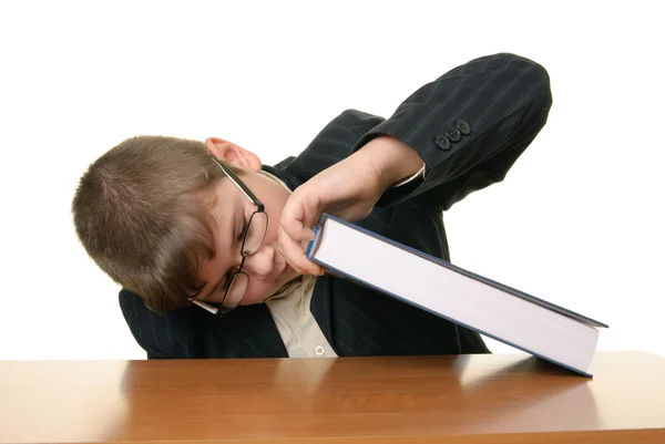 Niño con puntos mira bajo el libro — Foto de Stock