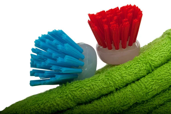 Los cepillos para el lavado de la vajilla yacen sobre la toalla — Foto de Stock