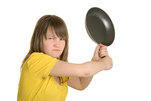Обиженная девушка угрожала сковородкой. — стоковое фото