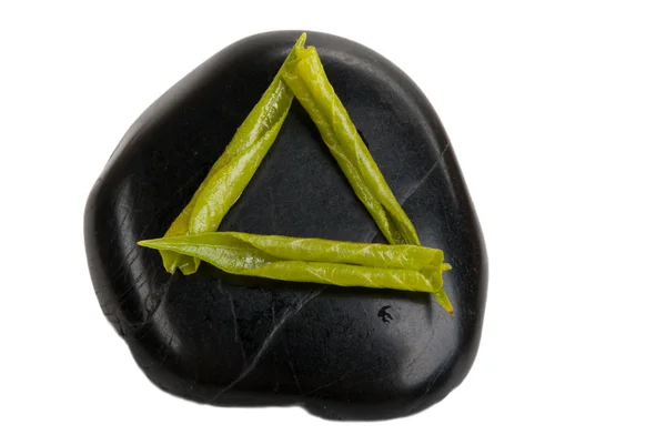 Boom bladeren leugen driehoek op steen — Stockfoto